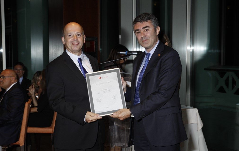 JOSÉ DE GRACIA RECIBE EL RECONOCIMIENTO DEL COEV POR SUS 25 AÑOS DE COLEGIADO